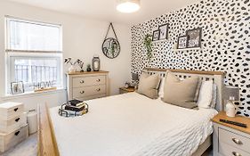 Modern 2 Bedroom Flat In Montrose
